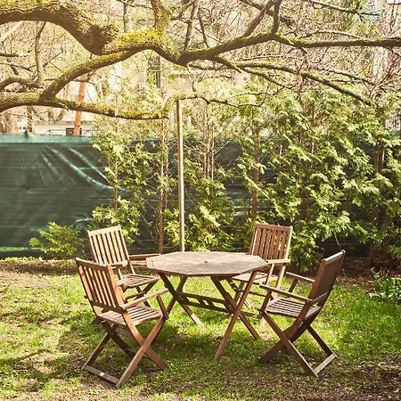 Stary Mokotow, Z Ogrodkiem